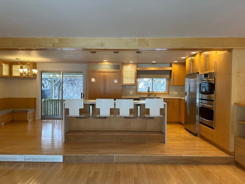 Alpine House: 1000 E Oak Hill Dr