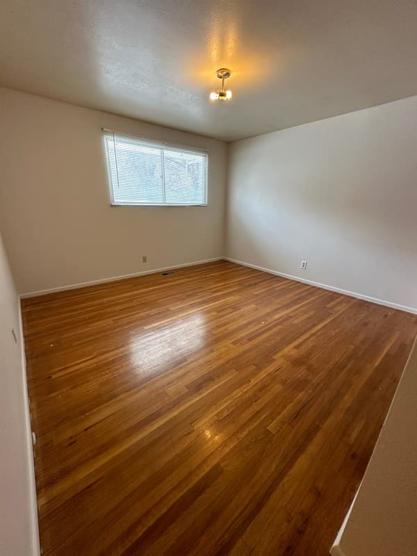 Alpine House: 1000 E Oak Hill Dr
