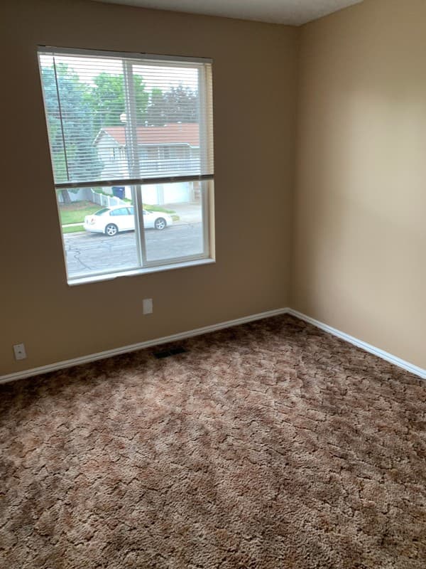Sandy House: 798 E Scirlein Dr