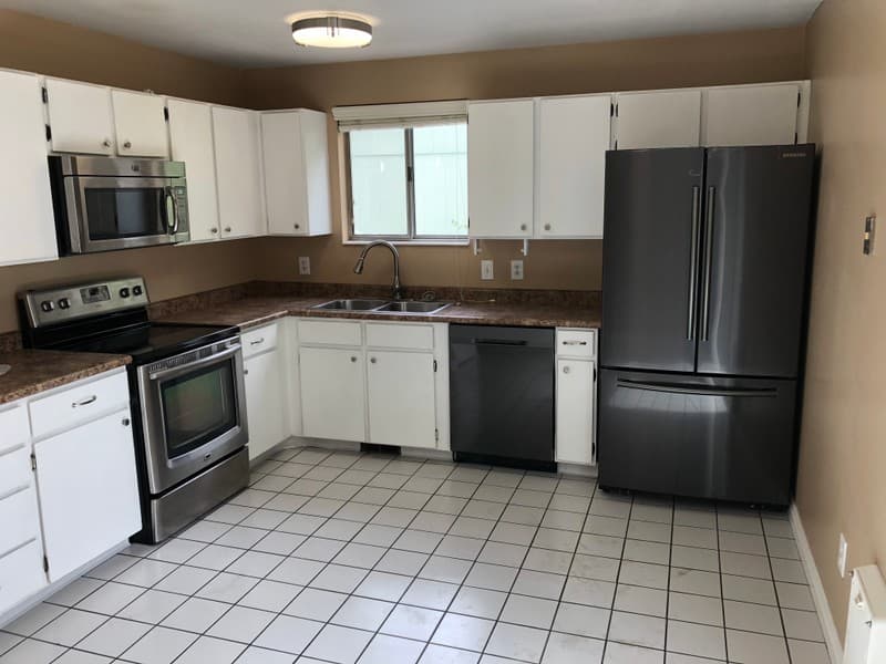 Sandy House: 798 E Scirlein Dr