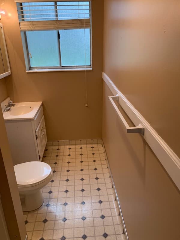 Sandy House: 798 E Scirlein Dr