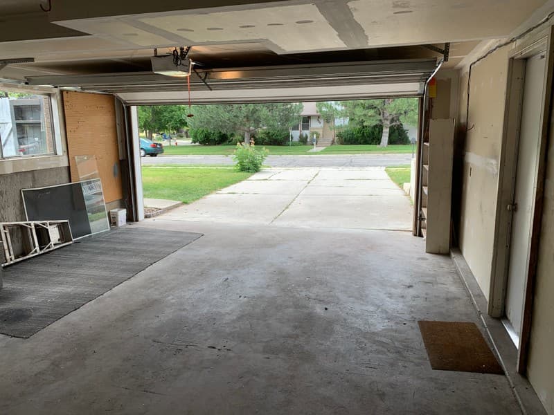 Sandy House: 798 E Scirlein Dr