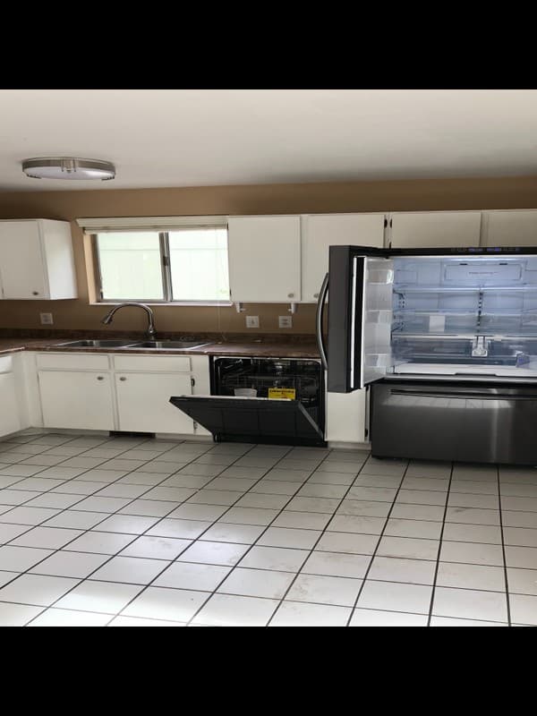 Sandy House: 798 E Scirlein Dr