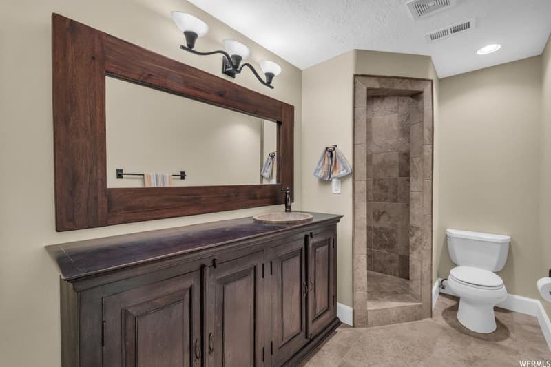 Sandy House: 2352 E Royal Ln