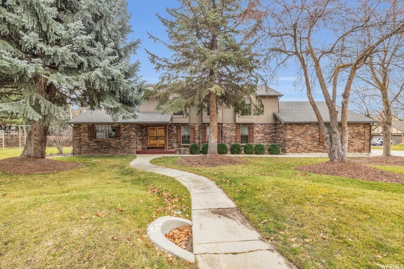 Sandy House: 2352 E Royal Ln