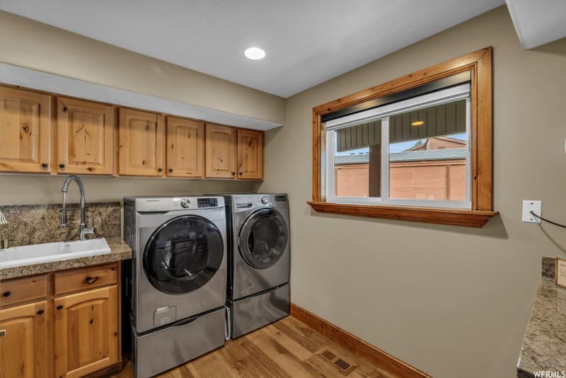 Sandy House: 2352 E Royal Ln