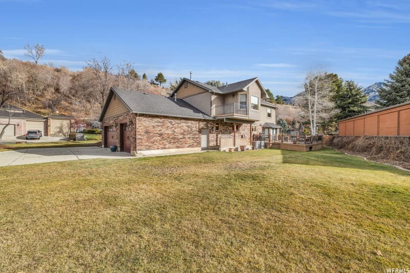 Sandy House: 2352 E Royal Ln