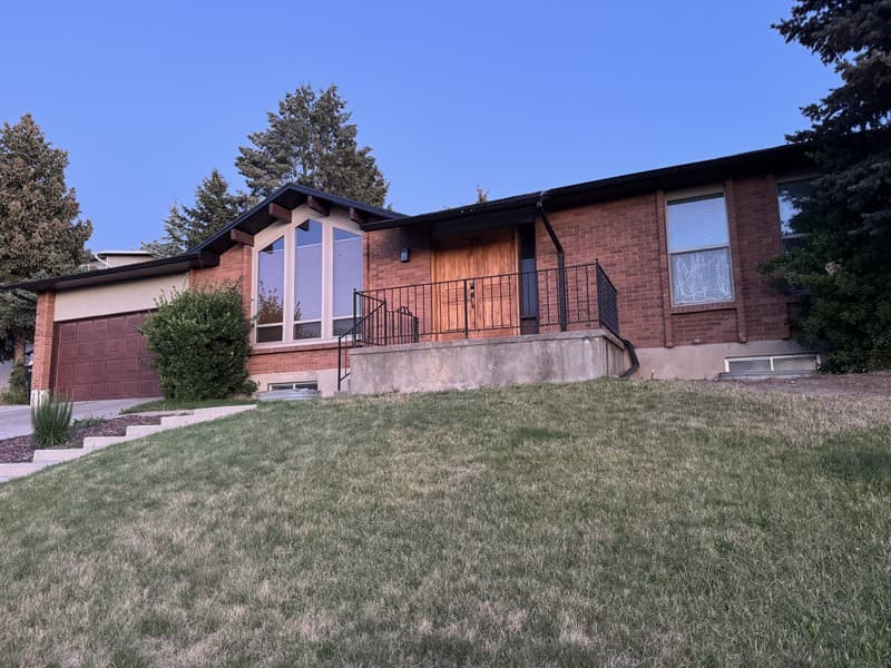 Sandy House: 2176 E Aspenwood Way