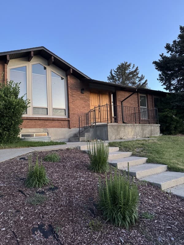 Sandy House: 2176 E Aspenwood Way