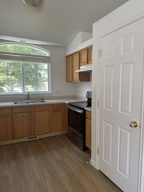 Draper House: 241 W Beverlee Ann Dr