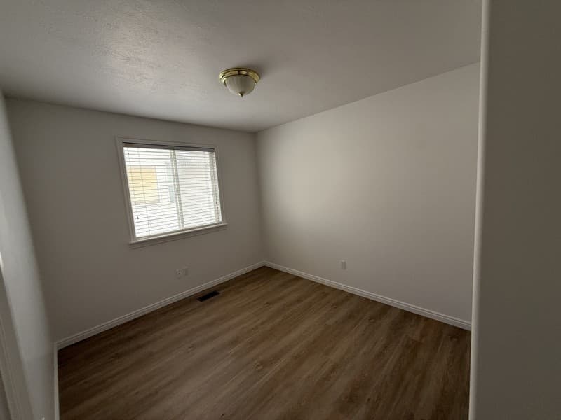 Draper House: 241 W Beverlee Ann Dr