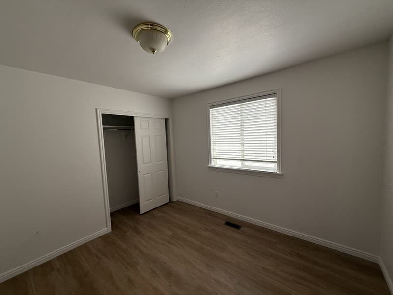 Draper House: 241 W Beverlee Ann Dr