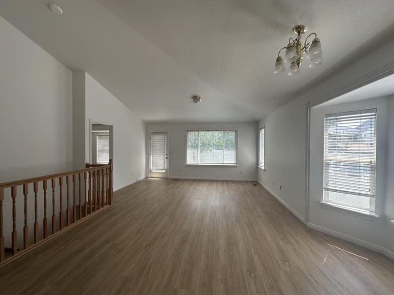 Draper House: 241 W Beverlee Ann Dr