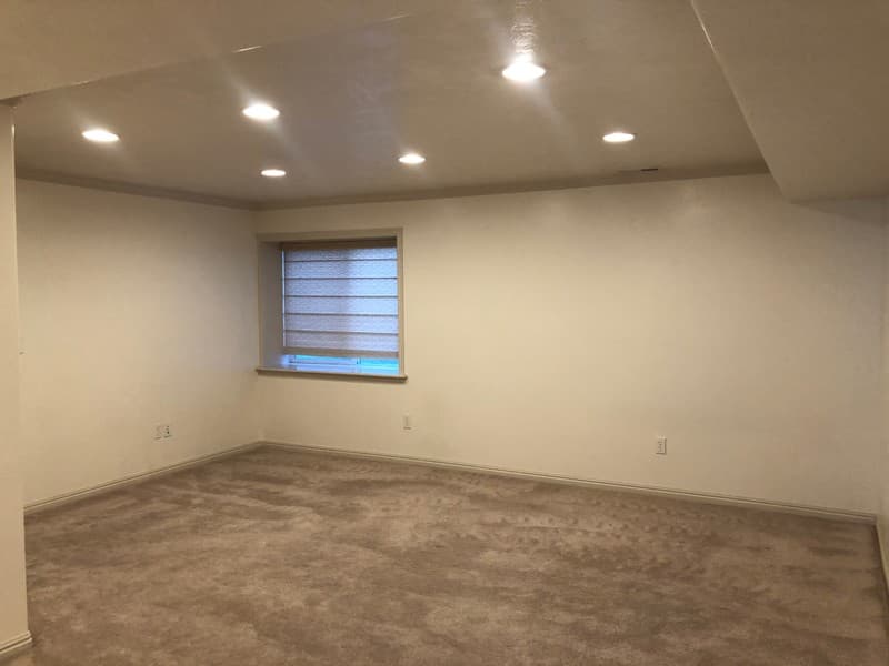 Draper House: 241 W Beverlee Ann Dr