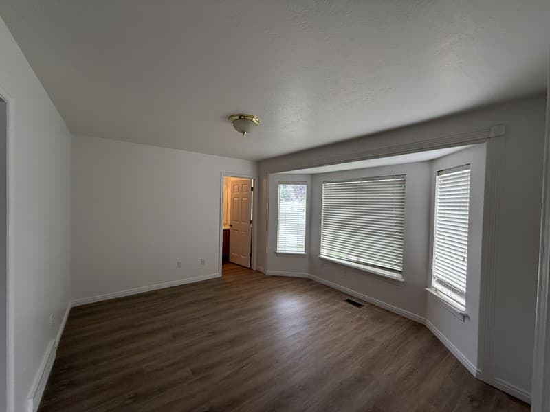 Draper House: 241 W Beverlee Ann Dr