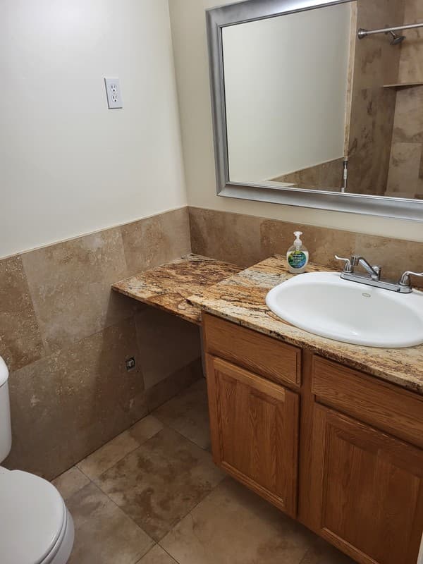 Sandy House: 1404 E Stanley Dr