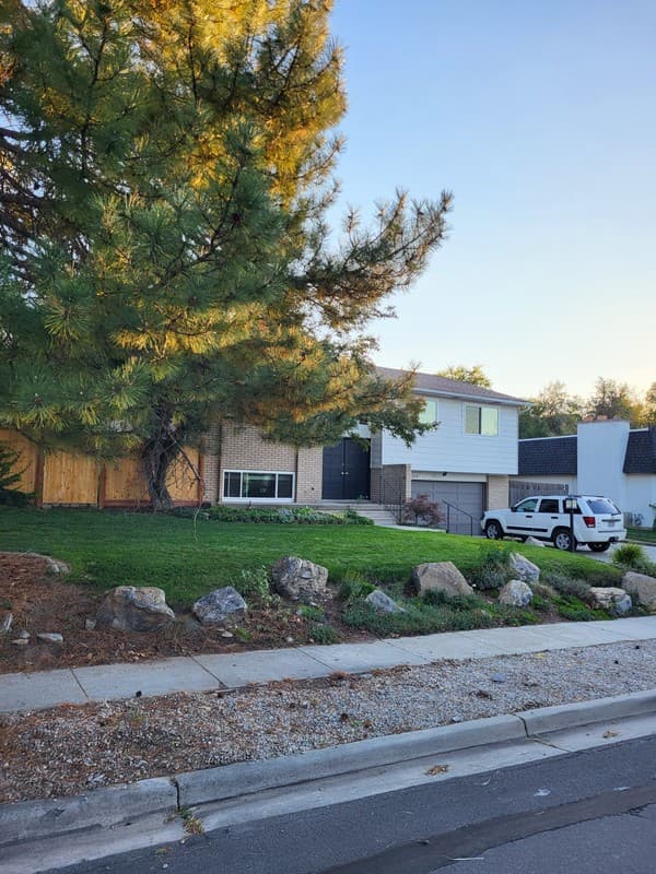 Sandy House: 1404 E Stanley Dr