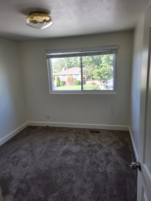 Sandy House: 1404 E Stanley Dr