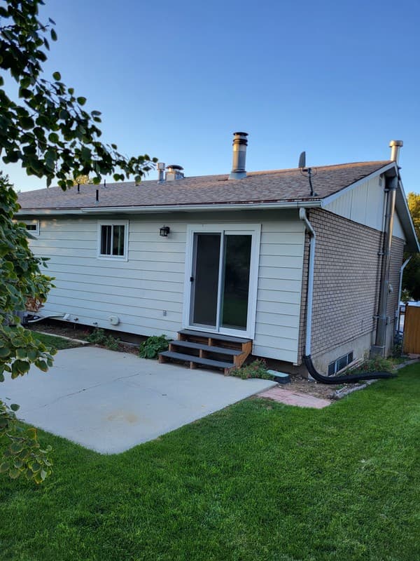 Sandy House: 1404 E Stanley Dr