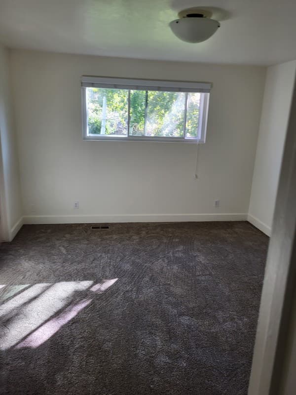 Sandy House: 1404 E Stanley Dr