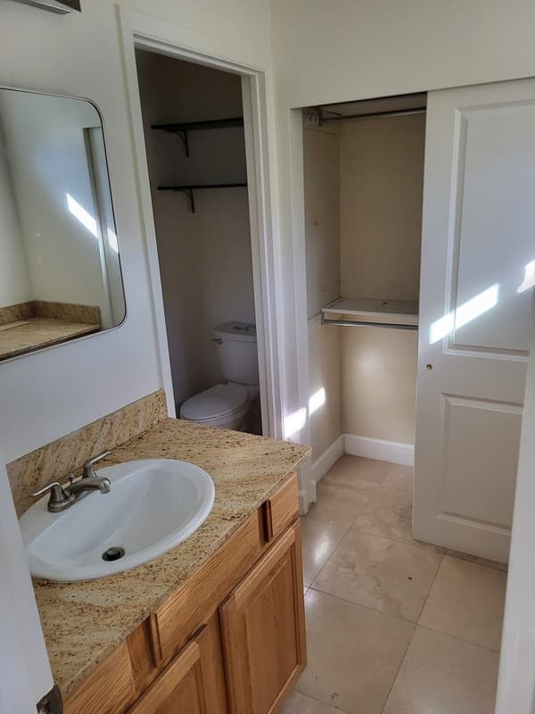Sandy House: 1404 E Stanley Dr