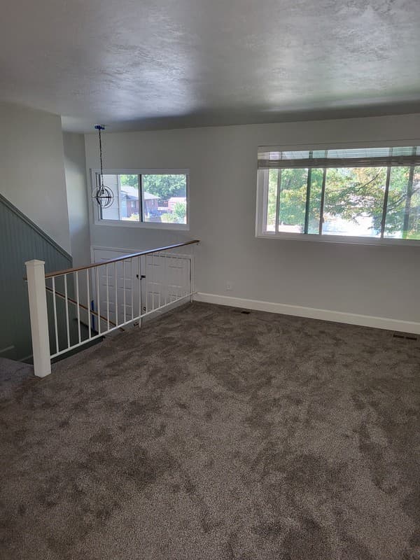 Sandy House: 1404 E Stanley Dr