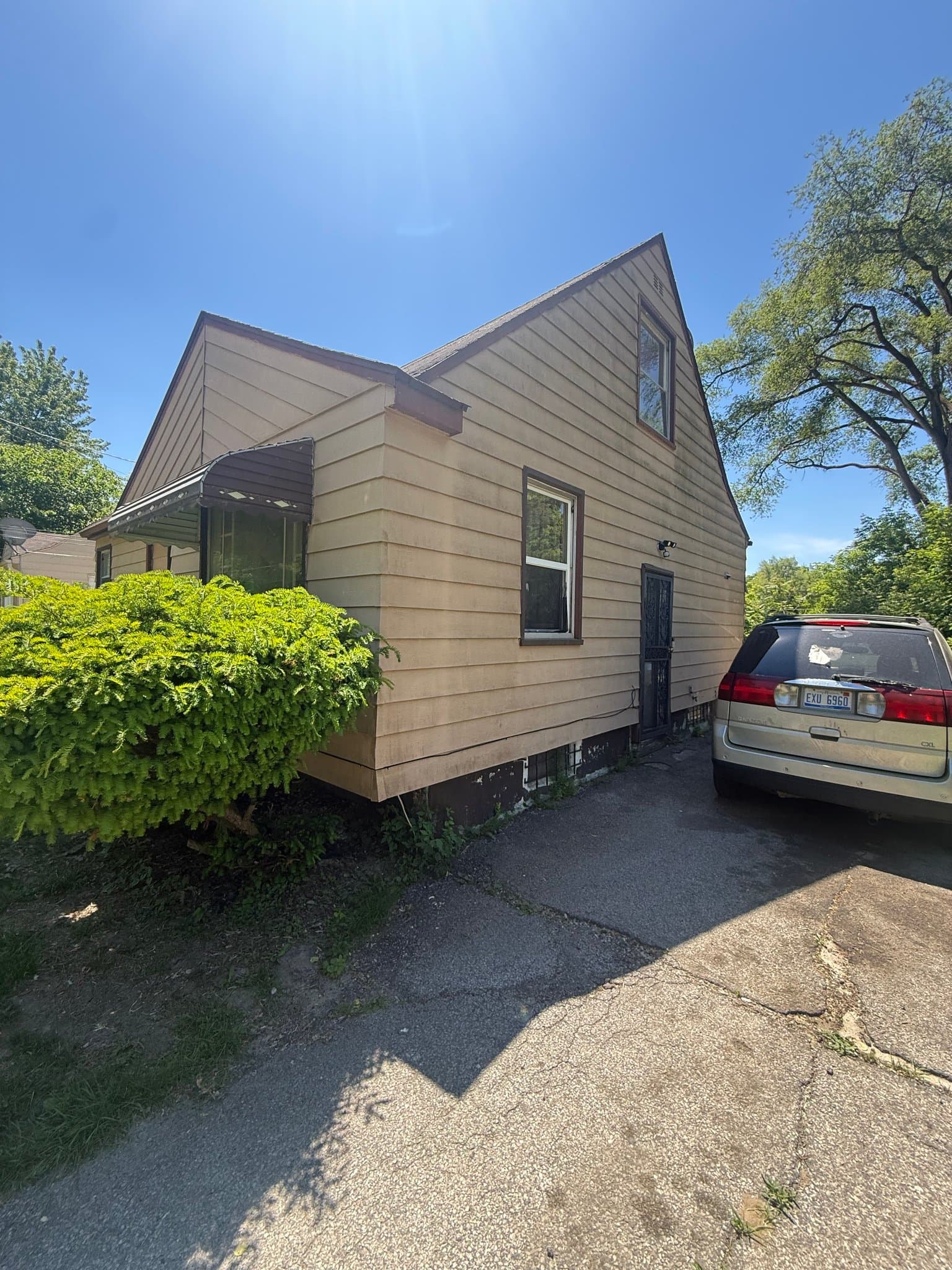 Flint House: 2625 Seneca St
