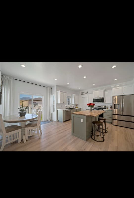 Mapleton House: 746 W Walnut Bark Ln