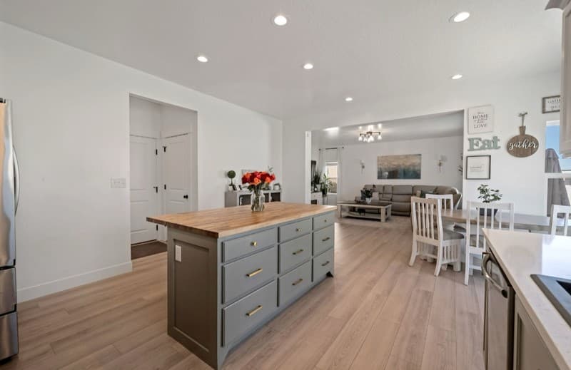 Mapleton House: 746 W Walnut Bark Ln