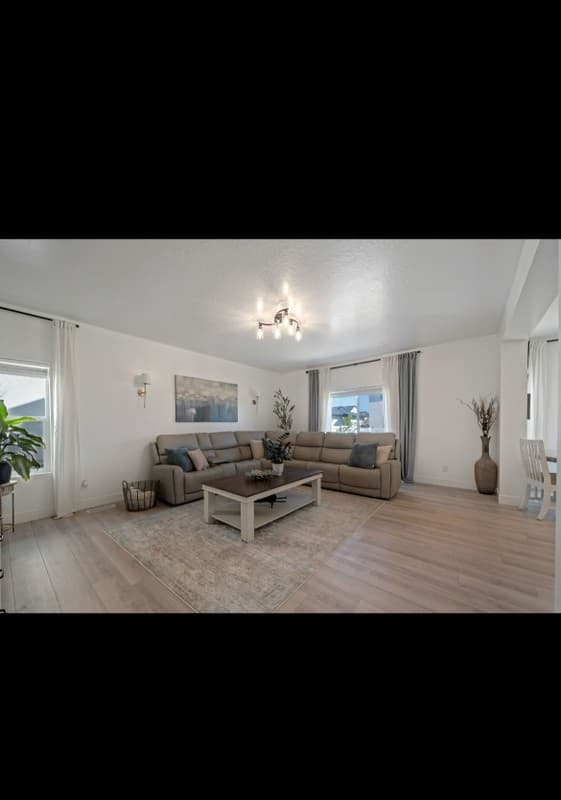 Mapleton House: 746 W Walnut Bark Ln