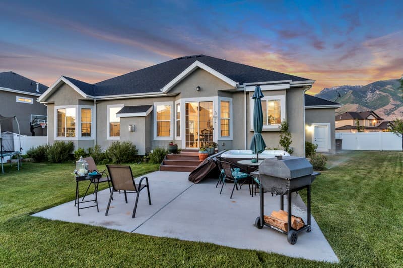 Draper House: 13320 S Lakemont Dr