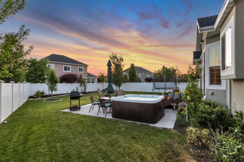 Draper House: 13320 S Lakemont Dr