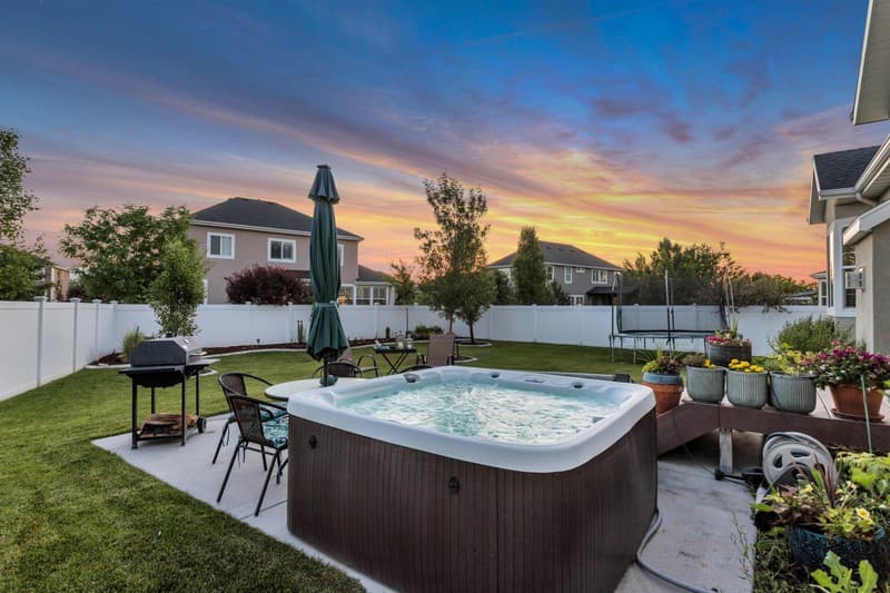 Draper House: 13320 S Lakemont Dr