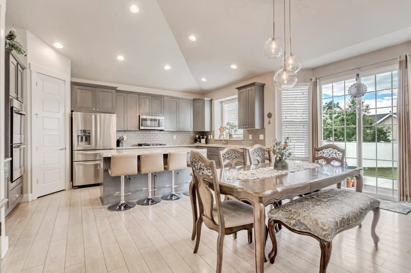 Draper House: 13320 S Lakemont Dr