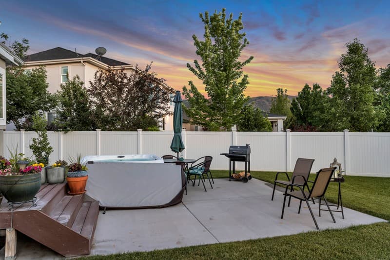 Draper House: 13320 S Lakemont Dr