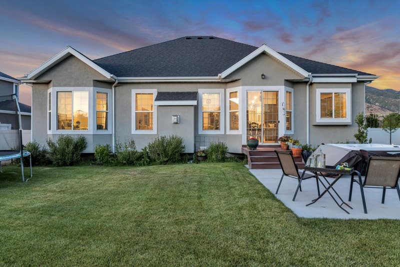Draper House: 13320 S Lakemont Dr