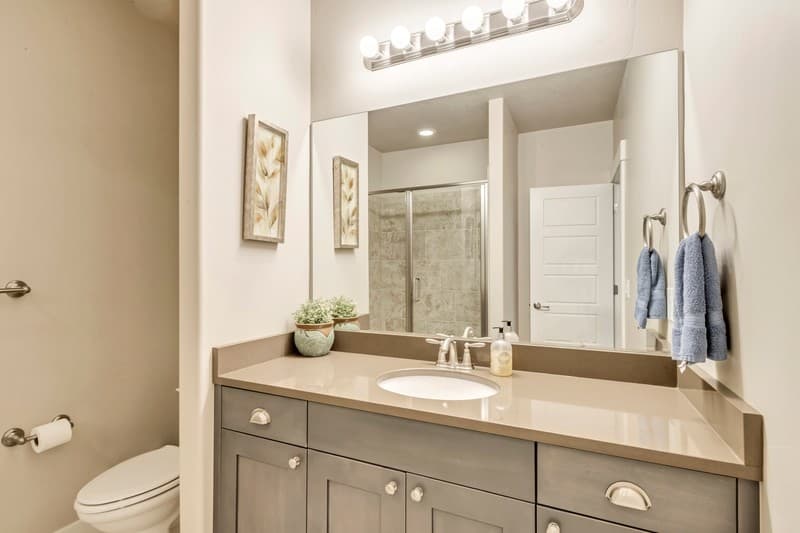 Draper House: 13320 S Lakemont Dr