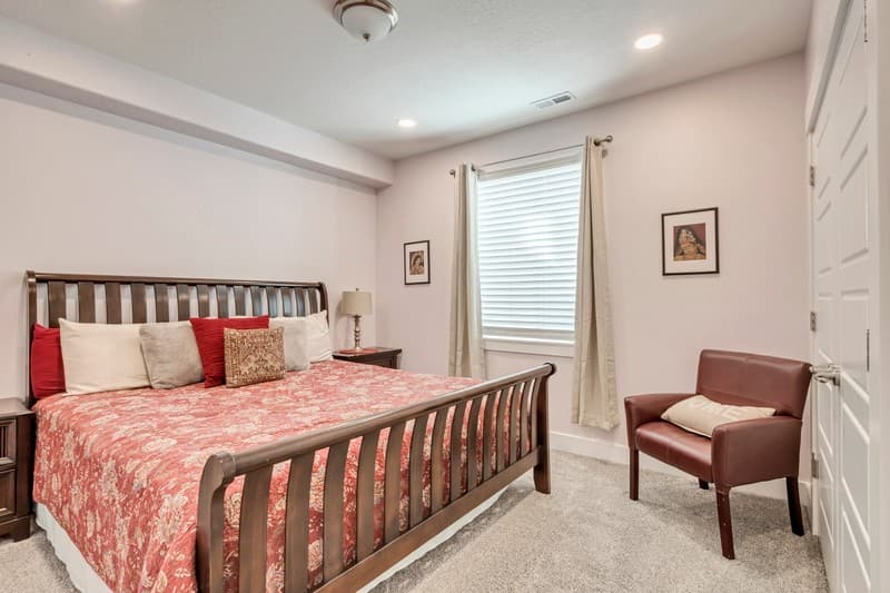 Draper House: 13320 S Lakemont Dr
