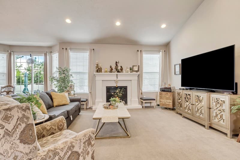 Draper House: 13320 S Lakemont Dr