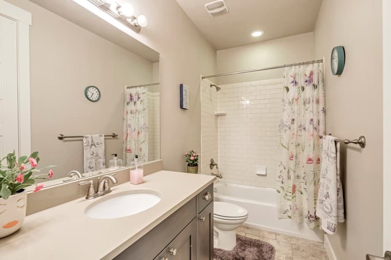 Draper House: 13320 S Lakemont Dr
