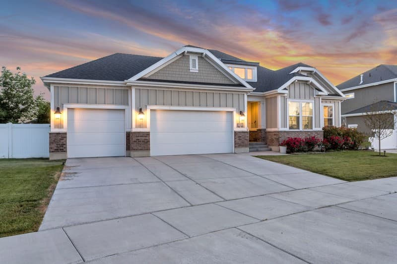 Draper House: 13320 S Lakemont Dr
