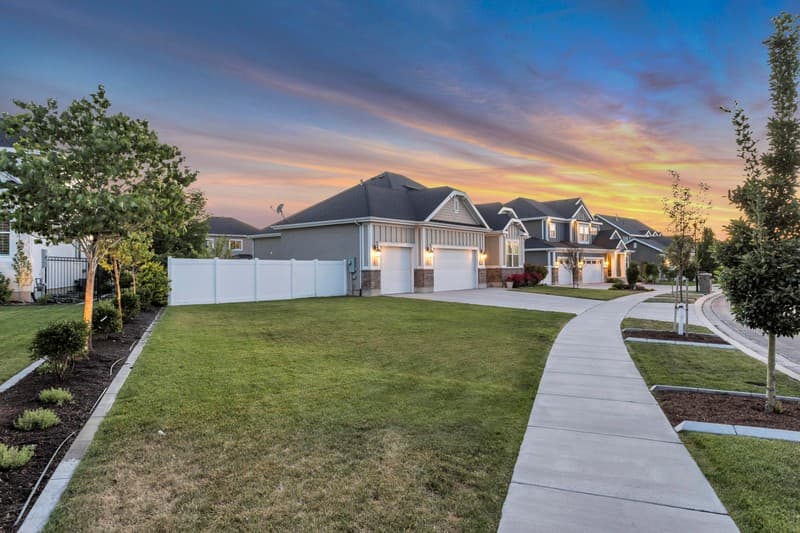 Draper House: 13320 S Lakemont Dr