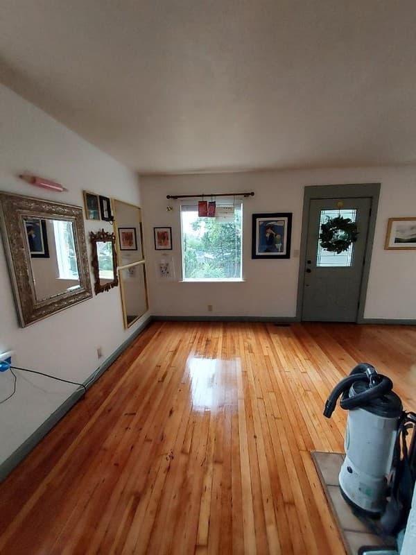 Farmington House: 538 N Main St