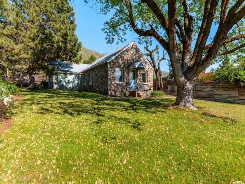 Farmington House: 538 N Main St