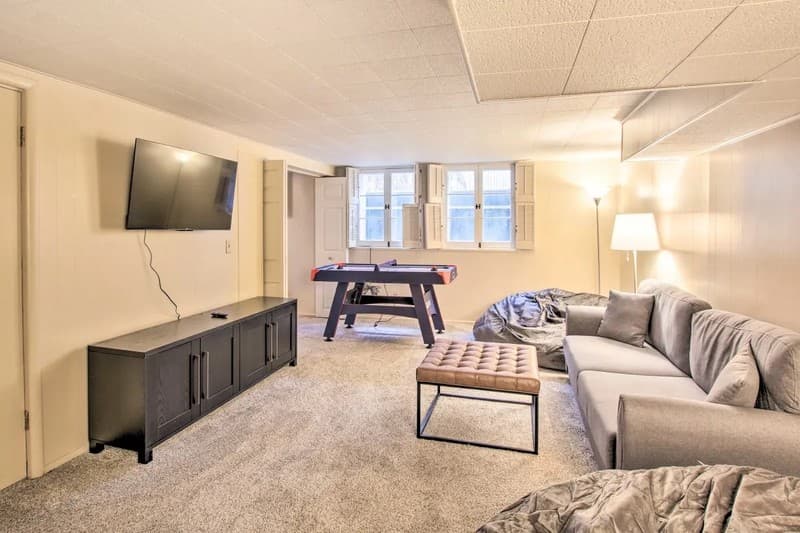 Logan House: 661 Canyon Rd