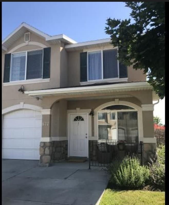 Sandy Townhome: 677 W Villa Bluff Dr