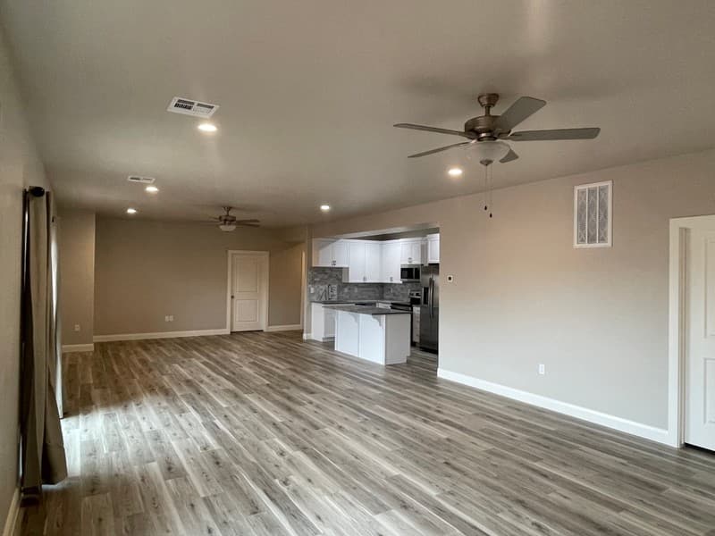 Washington Multiplex: 1806 N Crimson Creek Dr