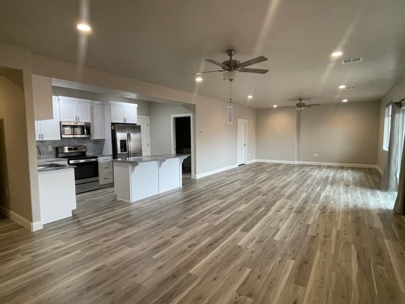 Washington Multiplex: 1806 N Crimson Creek Dr