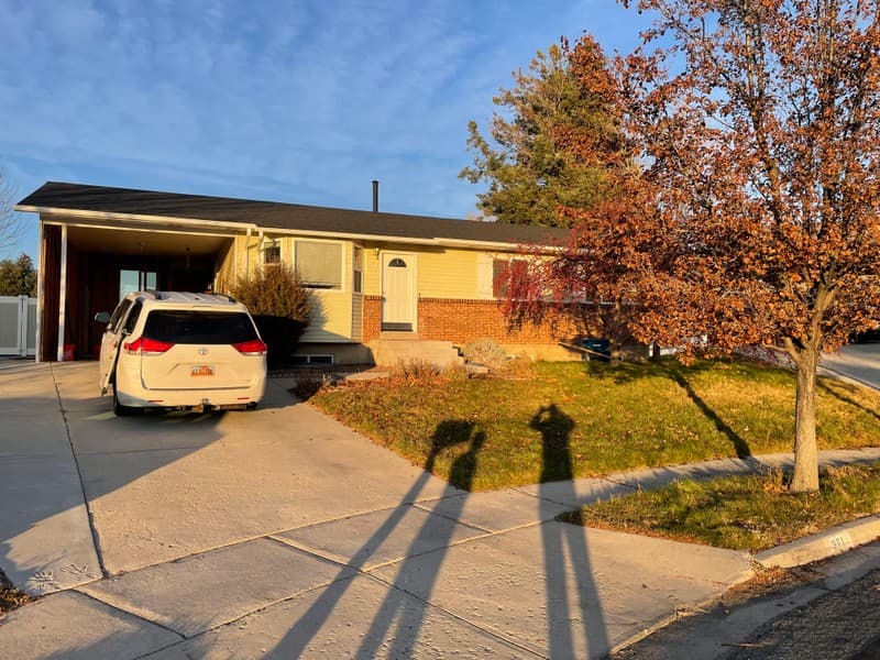 Sandy House: 961 E North Fork Cir