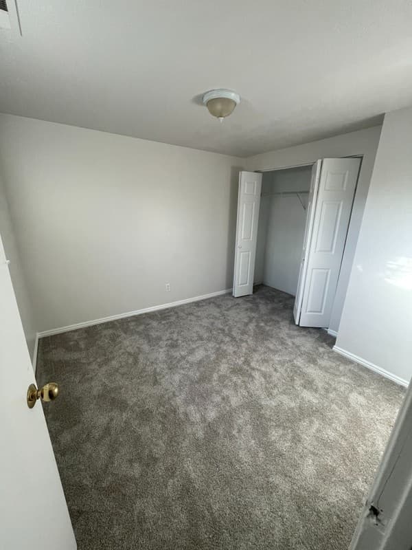 Sandy House: 961 E North Fork Cir